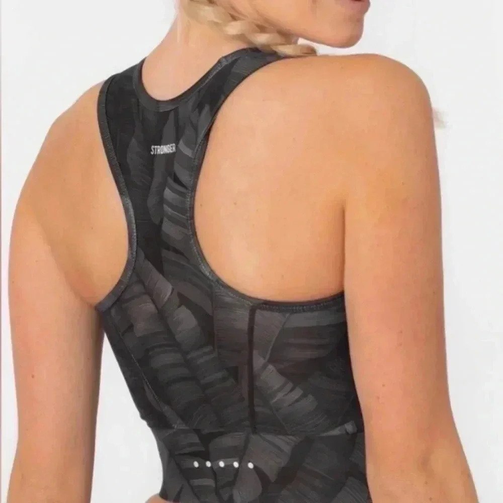 Black Sleeveless Fitted Crop Tank Top - Picture 2 of 5